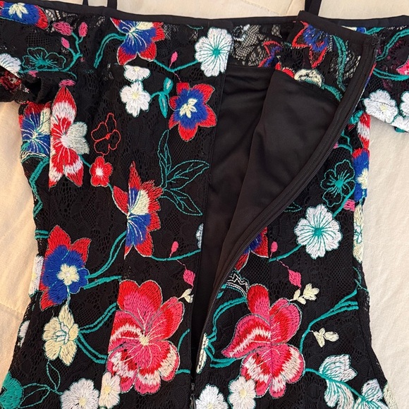 🎉SALE🎉Guess Vibrant Embroidered Floral Off-Shoulder Mini Dress - Picture 3 of 9